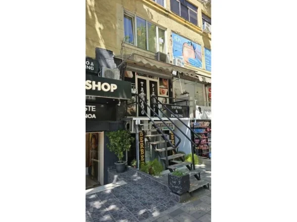 Tirane, jepet me qera dyqan Kati 1, 25 m² 700 € 