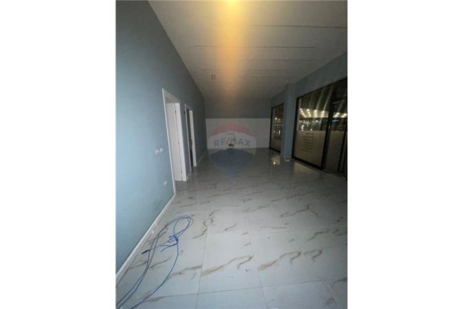 Tirane, jepet me qera dyqan Kati 0, 150 m² 3.000 € (RRUGA artan LENJA)