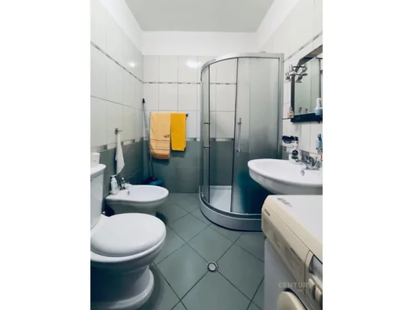 Tirane, jepet me qera apartament 1+1 Kati 3, 63 m² 450 € (Rruga Babe Rexha)