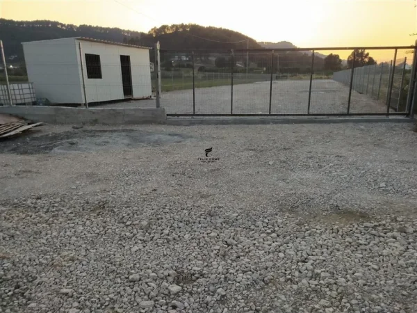 Tirane, jepet me qera toke , 1.700 m² (VAQARR)