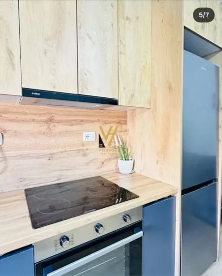 Tirane, jepet me qera apartament 1+1+Ballkon Kati 1, 60 m² 650 € (QENDER)