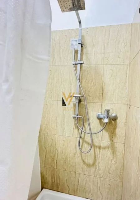 Tirane, jepet me qera apartament 1+1+Ballkon Kati 1, 60 m² 650 € (QENDER)