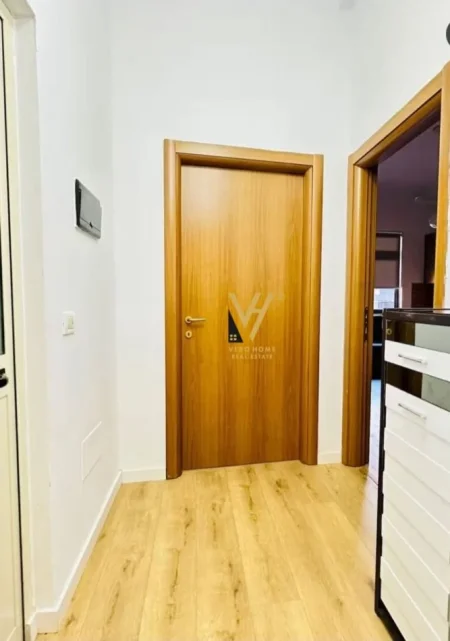 Tirane, jepet me qera apartament 1+1+Ballkon Kati 1, 60 m² 650 € (QENDER)