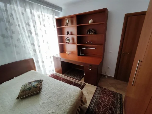Tirane, jepet me qera apartament 2+1 Kati 3, 85 m² 850 € (rruga e kavajes)