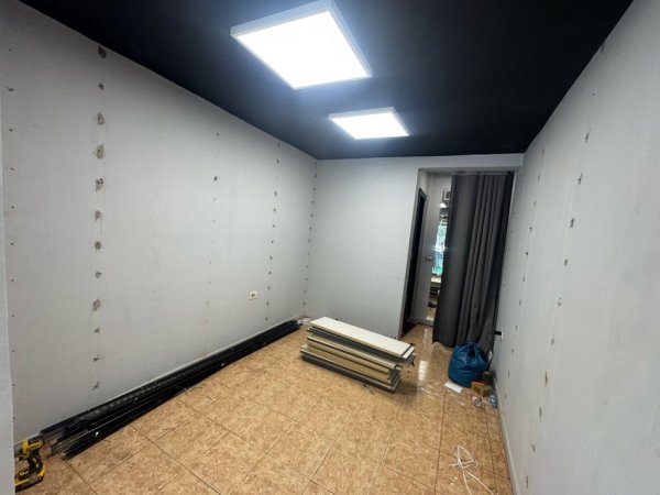 Tirane, jap me qera dyqan Kati 0, 30 m² 700 € (RRUGA E KAVAJES)