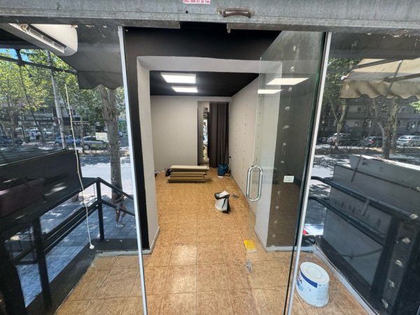 Tirane, jap me qera dyqan Kati 0, 30 m² 700 € (RRUGA E KAVAJES)