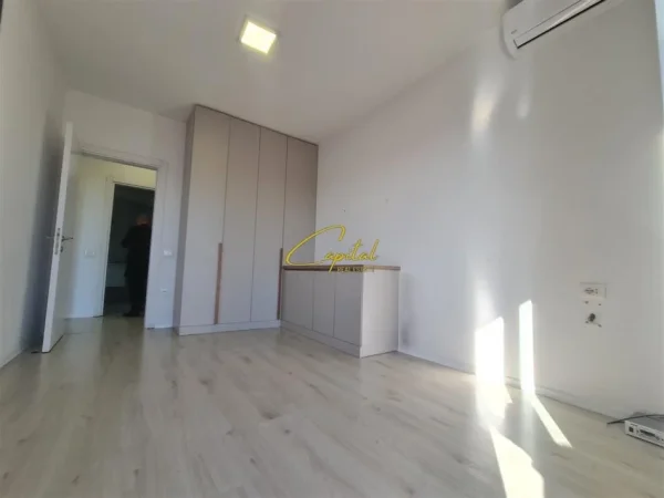Tirane, jepet me qera zyre Kati 1, 120 m² 620 € (RRUGA E DIBRES)