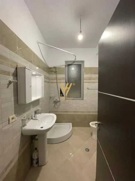 Tirane, jepet me qera apartament 2+1+Ballkon Kati 2, 96 m² 450 € (FRESK)