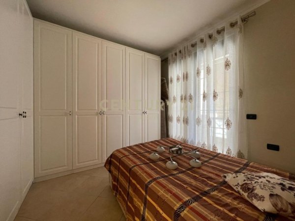 Tirane, jepet me qera apartament 3+1 Kati 5, 145 m² 1.000 € (Rr. Anton Lufi)
