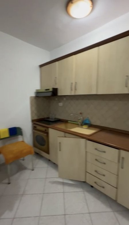 Tirane, jepet me qera apartament 1+1 Kati 1, 65 m² 350 € (Ambulanca Laprake)