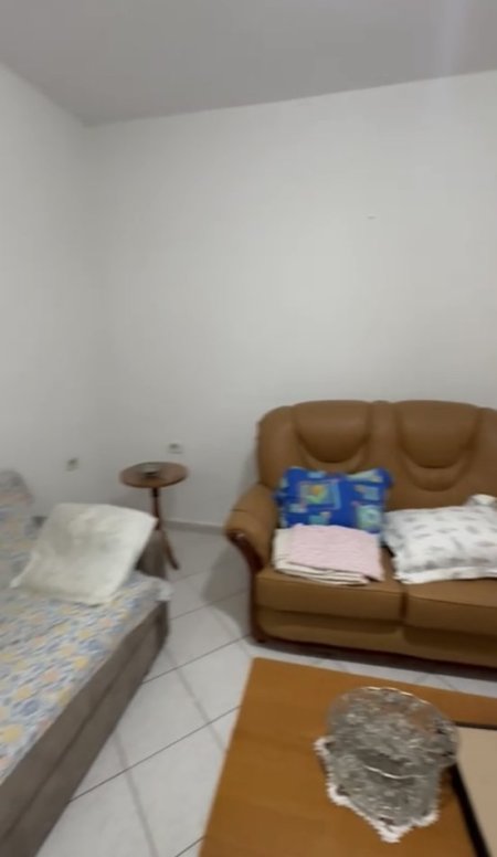 Tirane, jepet me qera apartament 1+1 Kati 1, 65 m² 350 € (Ambulanca Laprake)
