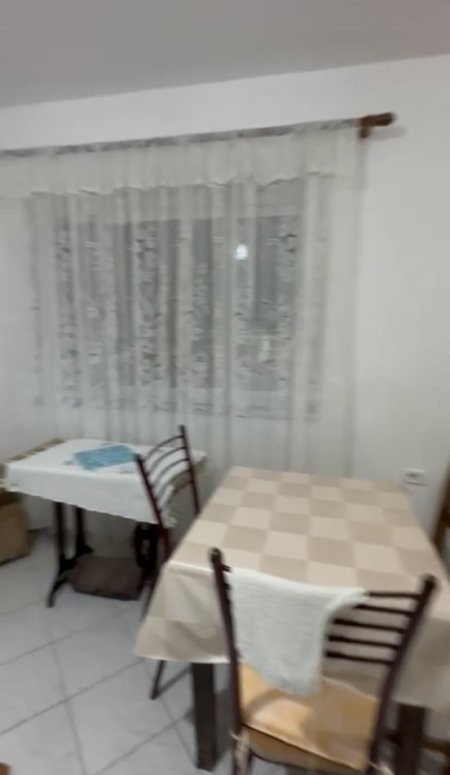 Tirane, jepet me qera apartament 1+1 Kati 1, 65 m² 350 € (Ambulanca Laprake)