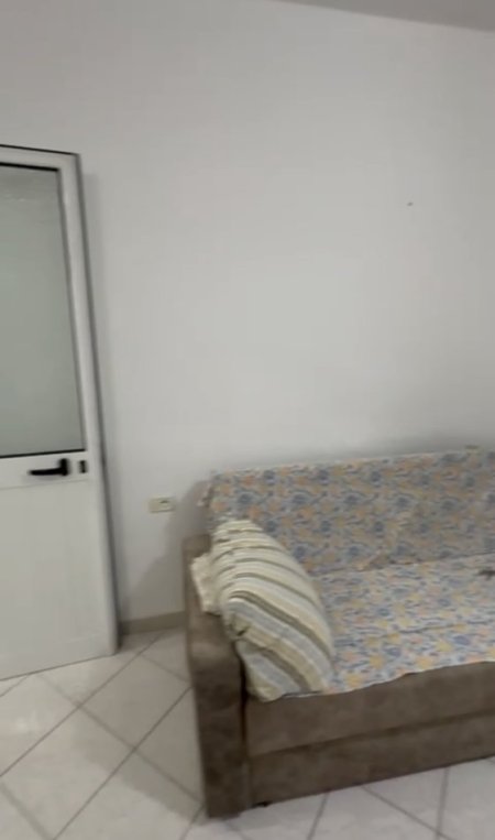 Tirane, jepet me qera apartament 1+1 Kati 1, 65 m² 350 € (Ambulanca Laprake)