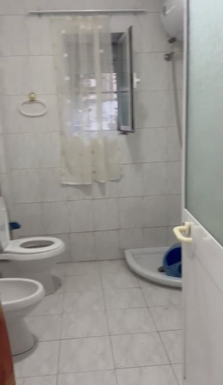 Tirane, jepet me qera apartament 1+1 Kati 1, 65 m² 350 € (Ambulanca Laprake)