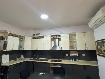 Tirane, jepet me qera apartament 2+1 Kati 4, 110 m² 750 € (Komuna e Parisit)