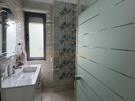 Tirane, jepet me qera apartament 2+1 Kati 4, 110 m² 750 € (Komuna e Parisit)