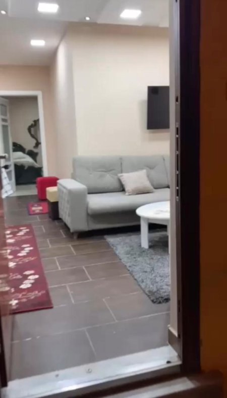 Tirane, jepet me qera apartament 1+1 Kati 0, 65 m² 370 €