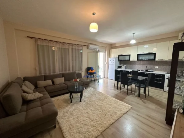 Tirane, jepet me qera apartament 2+1+Ballkon Kati 2, 100 m² 700 € (TE LIQENI I THATE)
