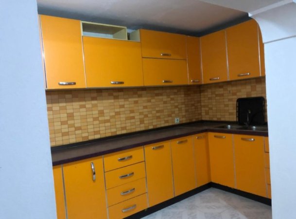 Tirane, jepet me qera apartament 2+1 Kati 2, 100 m² 350 € (Rruga e Dibrës)