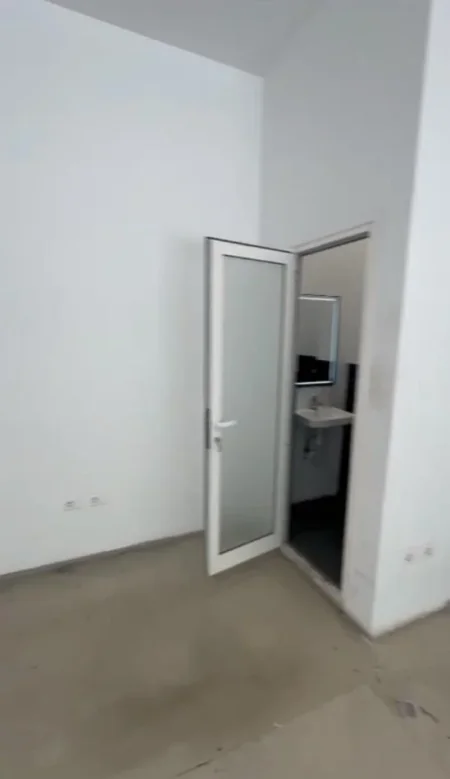 Tirane, jepet me qera dyqan Kati 1, 40 m² 1.500 € (Rruga "Barrikadave")