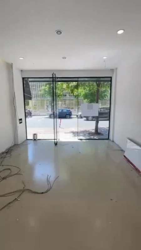 Tirane, jepet me qera dyqan Kati 1, 40 m² 1.500 € (Rruga "Barrikadave")