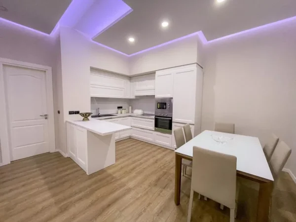 Tirane, jepet me qera apartament 2+1+Ballkon Kati 2, 131 m² 1.200 € (Tek Pazar i Ri (parkim i perfshire))