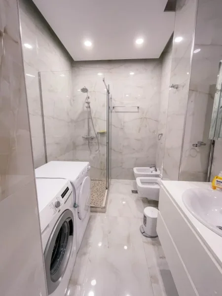Tirane, jepet me qera apartament 2+1+Ballkon Kati 2, 131 m² 1.200 € (Tek Pazar i Ri (parkim i perfshire))