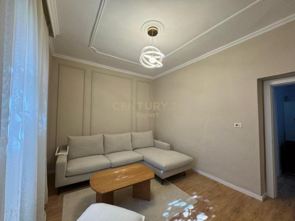 Tirane, jepet me qera apartament 1+1 Kati 1, 59 m² 550 € (Ambasada Amerikane)