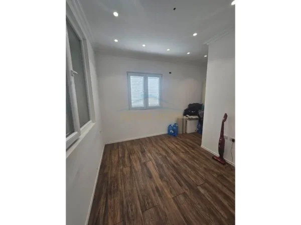 Tirane, shitet shtepi 2+1+Ballkon , 200 m² 250.000 € (Kodra e Priftit)