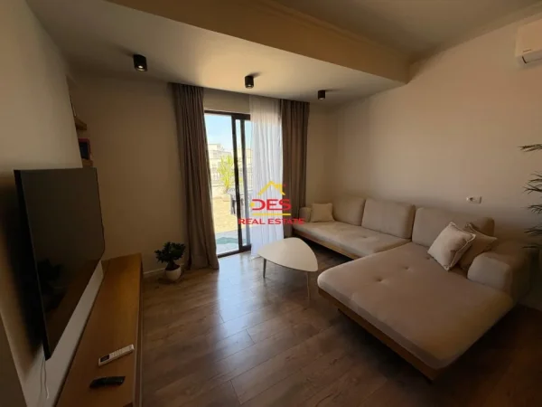 Vlore, shitet apartament+verande | Penthouse 2+1 Kati 9, 138 m² 350.000 € (Rruga Çajupi)