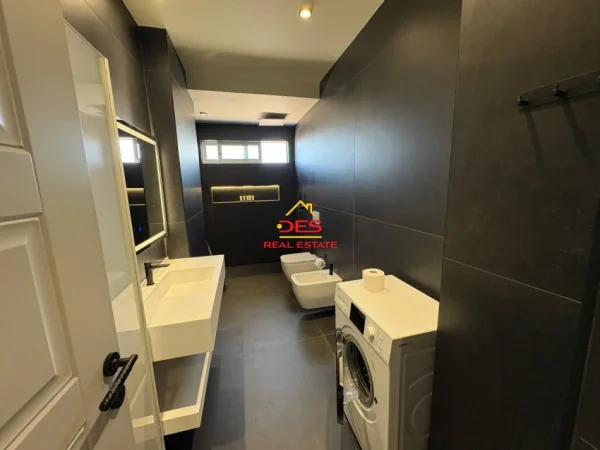 Vlore, shitet apartament+verande | Penthouse 2+1 Kati 9, 138 m² 350.000 € (Rruga Çajupi)