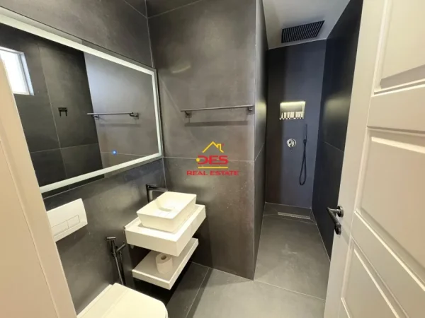 Vlore, shitet apartament+verande | Penthouse 2+1 Kati 9, 138 m² 350.000 € (Rruga Çajupi)