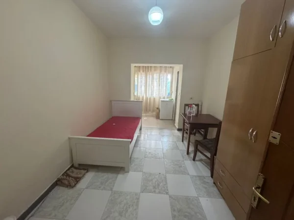 Grasoniere me qera tek Stacioni i Trenit/dispanceria (30,000 Leke)