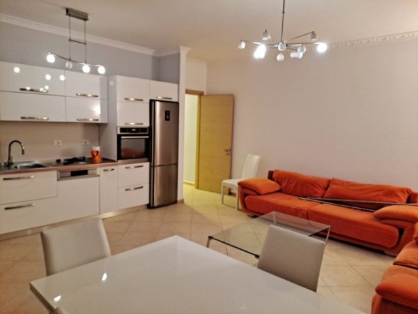 Tirane, jepet me qera apartament 2+1+Ballkon Kati 4, 110 m² 1.000 € (Sauk/Rruga Peti)