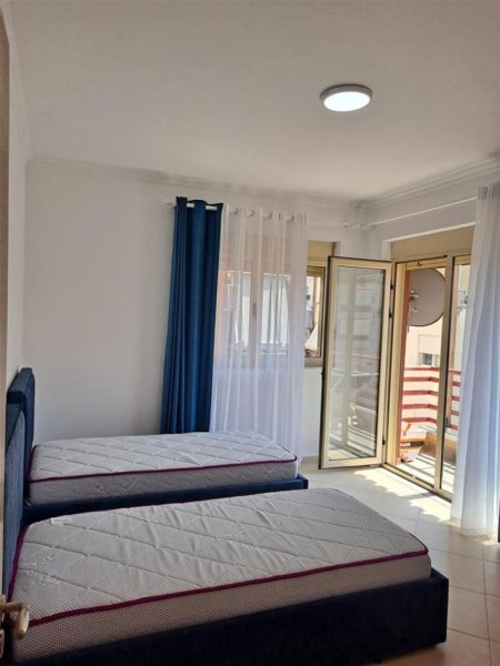 Tirane, jepet me qera apartament 2+1+Ballkon Kati 4, 110 m² 1.000 € (Sauk/Rruga Peti)