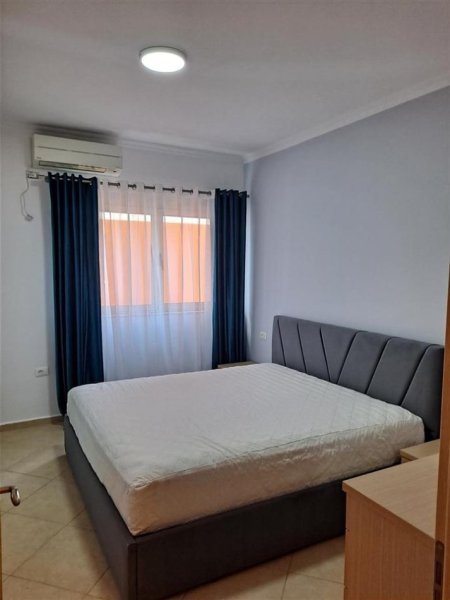 Tirane, jepet me qera apartament 2+1+Ballkon Kati 4, 110 m² 1.000 € (Sauk/Rruga Peti)