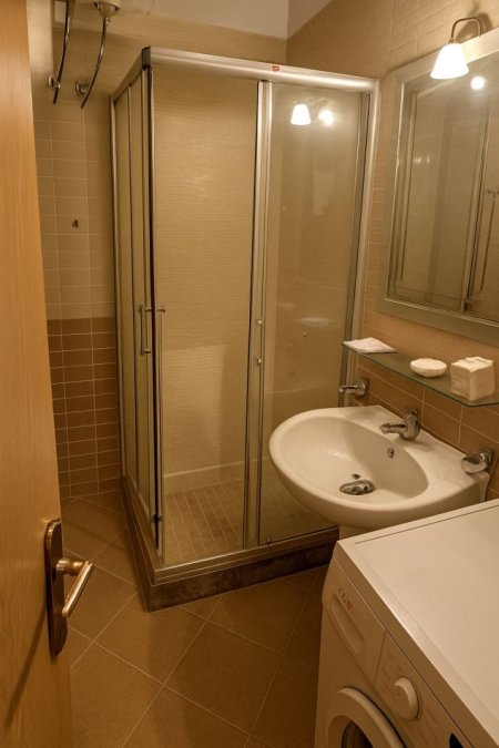 Tirane, jepet me qera apartament 2+1+Ballkon Kati 4, 88 m² 750 € (Rruga Kongresi i Manastirit, prane Pediatrise)