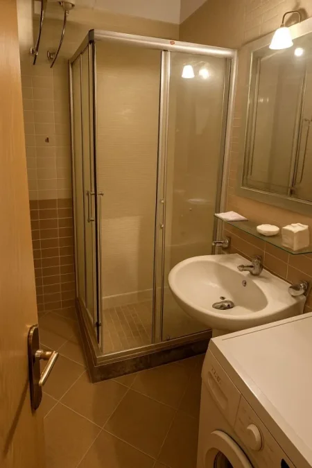 Tirane, jepet me qera apartament 2+1+Ballkon Kati 4, 88 m² 750 € (Rruga Kongresi i Manastirit, prane Pediatrise)