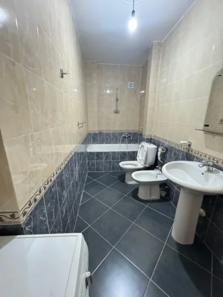 jepet me qera apartament 1+1 Kati 11, 57 m² 450 € (Rruga e kavajes)