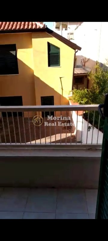 Tirane, jepet me qera apartament 2+1 Kati 1, 130 m² 400 € (Ali Demi)