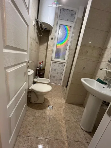 Tirane, jepet me qera apartament 1+1+Ballkon Kati 3, 60 m² 500 € (Tek Ish-Fusha e Aviacionit, prane Drejtorise se Tatimeve)