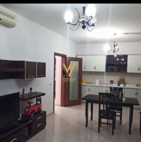 Tirane, jepet me qera apartament 1+1+Ballkon Kati 11, 70 m² 380 € (XHAMLLIK)