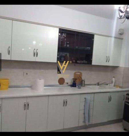 Tirane, jepet me qera apartament 1+1+Ballkon Kati 11, 70 m² 380 € (XHAMLLIK)