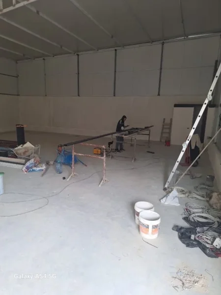 Tirane, jepet me qera magazine Kati 0, 350 m² 1.000 € (FUSHE-MEZEZ)