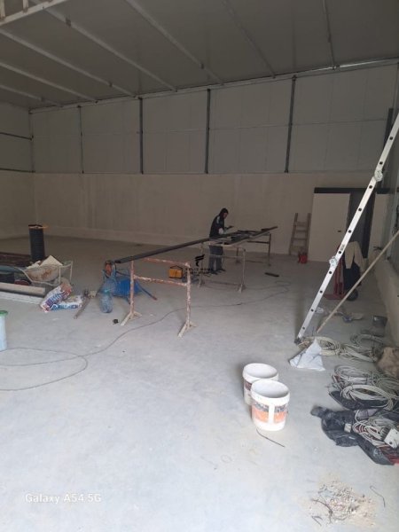 Tirane, jepet me qera magazine Kati 0, 350 m² 1.000 € (FUSHE-MEZEZ)