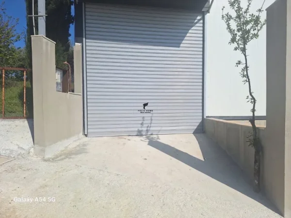 Tirane, jepet me qera magazine Kati 0, 350 m² 1.000 € (FUSHE-MEZEZ)