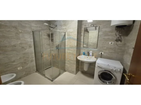 0683487469 Tirane, jepet me qera apartament 2+1 Kati 4, 92 m² 650 € (Rruga Shefqet Musarai)