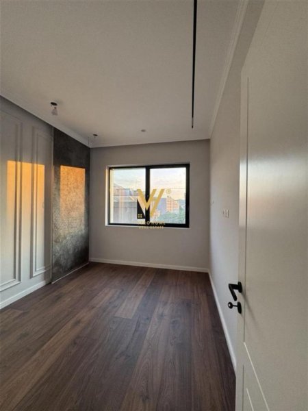 Tirane, jepet me qera zyre Kati 4, 12 m² 400 € (VASIL SHANTO)