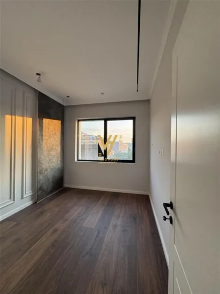 Tirane, jepet me qera zyre Kati 4, 12 m² 400 € (VASIL SHANTO)