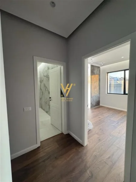 Tirane, jepet me qera zyre Kati 4, 12 m² 400 € (VASIL SHANTO)